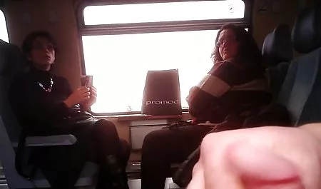 Süper seksi uzun kahverengi saçlı Striptiz, lez erotik video mastürbasyon