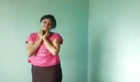 Küçük kız Rita büyük horoz etotik pornolar yemek için yaşamak