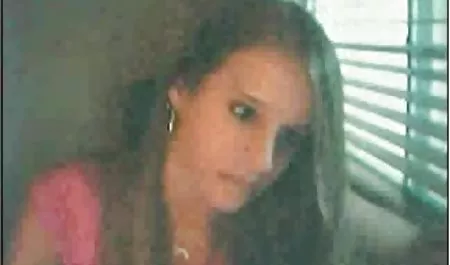 Güzel sarışın kız diz sunar ve ona seksi erotik videolar güzel bir Ben'i alır
